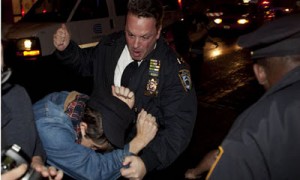 US Police beaten a demonstrator with fest in wall street