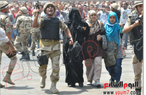 Egyptian Military Forces escotinga and protecting brotherhood women and children to their way out of the Alfath mosque 16 august 2013