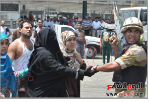 Egyptian Military protecting brotherhood women and kids from the crouds outside Alfath Mosque