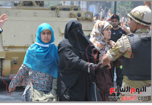 Egyptian military released brotherhood women and children held by brotherhood inside Alfath mosque 17 august 2013