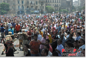 Large Egyptian Crowds angry from brotherhood helding women and children inside Alfath Mosque 17 august 2013