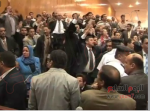 Brotherhood supporters tried to attack reporters in Morsi trial 4 Nov 2013 (1)