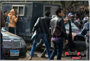 Muslim Brothers student tried to release prisoners from a police vehicle in Cairo